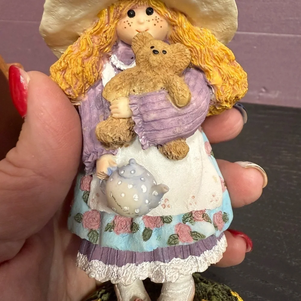 2 Linda Grayson 1996 Charming Bear Figurines Emily Cynthia With Floral Accents